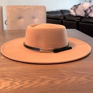Wide brim hat